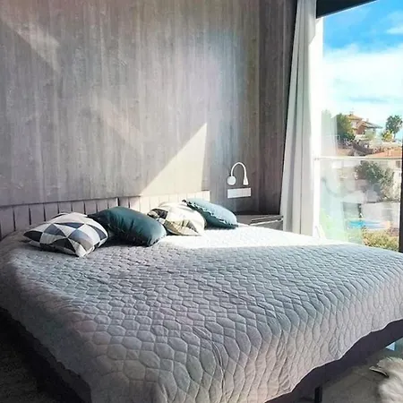Unica De Marmol Con Piscina Infinita Villa